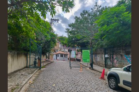 Casa à venda com 330m², 4 quartos e 2 vagas Casa à venda com 330m², 4 quartos e 2 vagasFachada