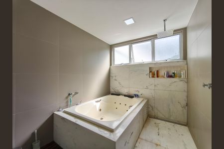 Casa à venda com 330m², 4 quartos e 2 vagas Casa à venda com 330m², 4 quartos e 2 vagasBanheiro da Suíte 1