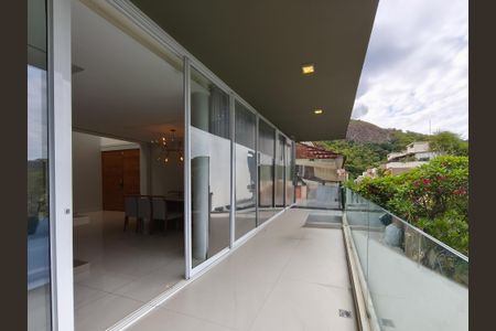 Casa à venda com 330m², 4 quartos e 2 vagas Casa à venda com 330m², 4 quartos e 2 vagasVaranda da Sala