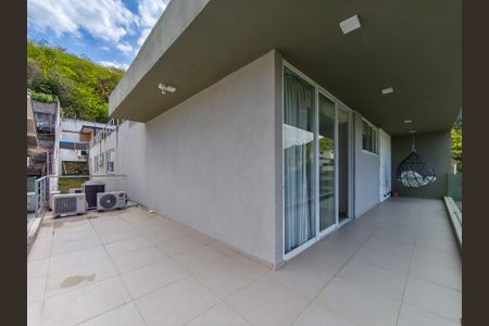 Casa à venda com 330m², 4 quartos e 2 vagas Casa à venda com 330m², 4 quartos e 2 vagasVaranda da Suíte 1