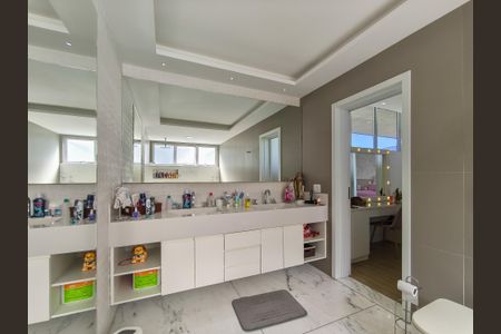 Casa à venda com 330m², 4 quartos e 2 vagas Casa à venda com 330m², 4 quartos e 2 vagasBanheiro da Suíte 1
