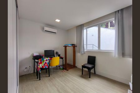 Casa à venda com 330m², 4 quartos e 2 vagas Casa à venda com 330m², 4 quartos e 2 vagasSuíte 2