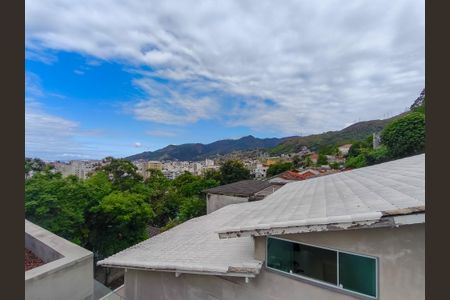 Casa à venda com 330m², 4 quartos e 2 vagas Casa à venda com 330m², 4 quartos e 2 vagasTerraço