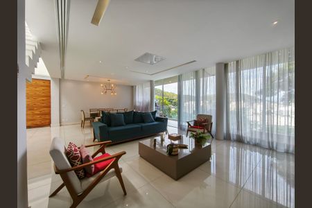 Casa à venda com 330m², 4 quartos e 2 vagas Casa à venda com 330m², 4 quartos e 2 vagasSala