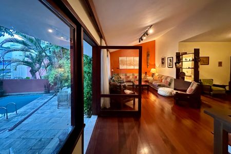 Casa à venda com 480m², 3 quartos e 2 vagas Casa à venda com 480m², 3 quartos e 2 vagasSala