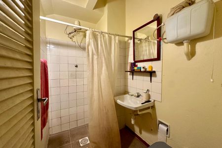 Casa à venda com 480m², 3 quartos e 2 vagas Casa à venda com 480m², 3 quartos e 2 vagasBanheiro de serviço