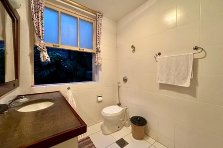 Casa à venda com 480m², 3 quartos e 2 vagas Casa à venda com 480m², 3 quartos e 2 vagasBanheiro social