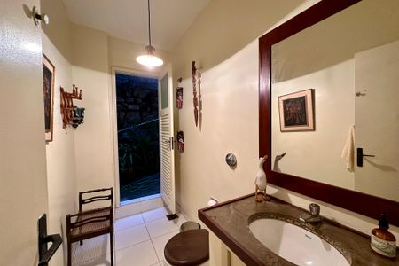 Casa à venda com 480m², 3 quartos e 2 vagas Casa à venda com 480m², 3 quartos e 2 vagasLavabo