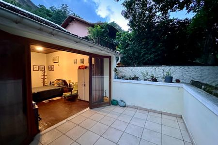 Casa à venda com 480m², 3 quartos e 2 vagas Casa à venda com 480m², 3 quartos e 2 vagasVaranda da Suíte