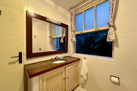 Casa à venda com 480m², 3 quartos e 2 vagas Casa à venda com 480m², 3 quartos e 2 vagasBanheiro social