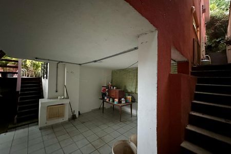 Casa à venda com 480m², 3 quartos e 2 vagas Casa à venda com 480m², 3 quartos e 2 vagasEscadas