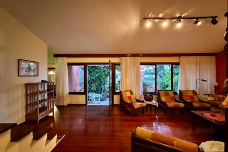 Casa à venda com 480m², 3 quartos e 2 vagas Casa à venda com 480m², 3 quartos e 2 vagasSala