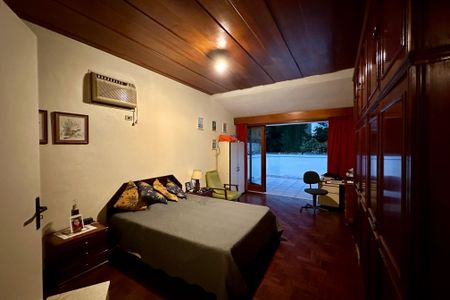 Casa à venda com 480m², 3 quartos e 2 vagas Casa à venda com 480m², 3 quartos e 2 vagasSuíte