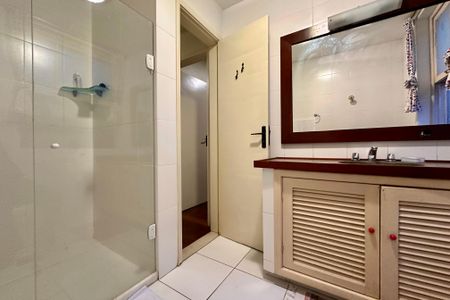 Casa à venda com 480m², 3 quartos e 2 vagas Casa à venda com 480m², 3 quartos e 2 vagasBanheiro social