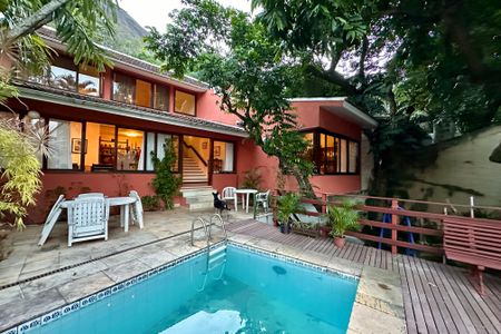 Casa à venda com 480m², 3 quartos e 2 vagas Casa à venda com 480m², 3 quartos e 2 vagasÁrea externa