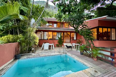 Casa à venda com 480m², 3 quartos e 2 vagas Casa à venda com 480m², 3 quartos e 2 vagasÁrea externa