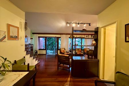 Casa à venda com 480m², 3 quartos e 2 vagas Casa à venda com 480m², 3 quartos e 2 vagasSala