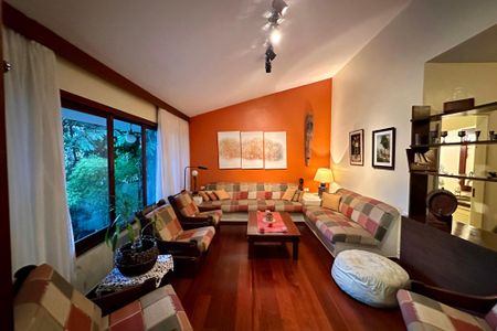 Casa à venda com 480m², 3 quartos e 2 vagas Casa à venda com 480m², 3 quartos e 2 vagasSala