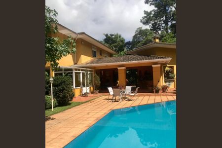 Casa à venda com 570m², 4 quartos e 4 vagas Casa à venda com 570m², 4 quartos e 4 vagasFachada