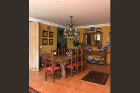 Casa à venda com 570m², 4 quartos e 4 vagas Casa à venda com 570m², 4 quartos e 4 vagassala