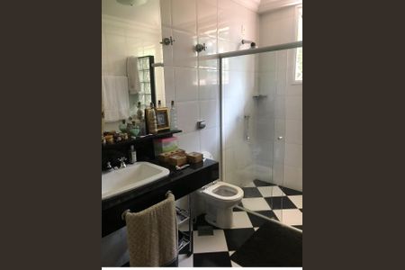 Casa à venda com 570m², 4 quartos e 4 vagas Casa à venda com 570m², 4 quartos e 4 vagasBanheiro