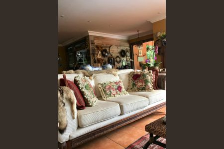 Casa à venda com 570m², 4 quartos e 4 vagas Casa à venda com 570m², 4 quartos e 4 vagassala