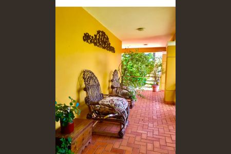 Casa à venda com 570m², 4 quartos e 4 vagas Casa à venda com 570m², 4 quartos e 4 vagasvaranda