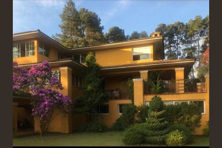 Casa à venda com 570m², 4 quartos e 4 vagas Casa à venda com 570m², 4 quartos e 4 vagasFachada