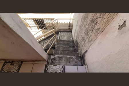 Casa à venda com 275m², 2 quartos e 5 vagas Casa à venda com 275m², 2 quartos e 5 vagasEscada