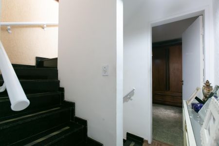 Casa para alugar com 100m², 2 quartos e 1 vaga Casa para alugar com 100m², 2 quartos e 1 vagaEscada