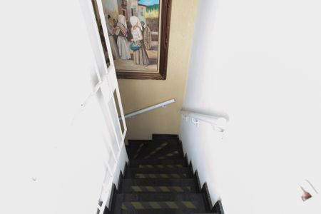 Casa para alugar com 100m², 2 quartos e 1 vaga Casa para alugar com 100m², 2 quartos e 1 vagaEscada