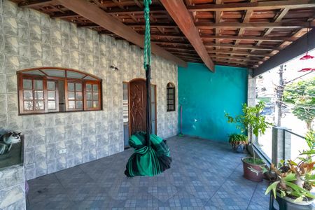 Casa à venda com 236m², 4 quartos e 2 vagas Casa à venda com 236m², 4 quartos e 2 vagasVaranda Casa 2