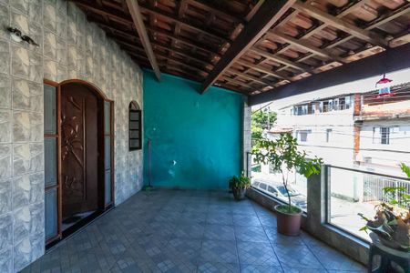 Casa à venda com 236m², 4 quartos e 2 vagas Casa à venda com 236m², 4 quartos e 2 vagasVaranda Casa 2