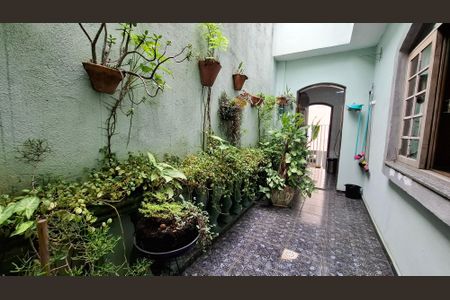 Casa à venda com 217m², 5 quartos e 2 vagas Casa à venda com 217m², 5 quartos e 2 vagasCasa 1 - Corredor Lateral / Jardim