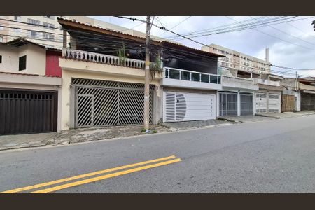 Casa à venda com 217m², 5 quartos e 2 vagas Casa à venda com 217m², 5 quartos e 2 vagasFachada