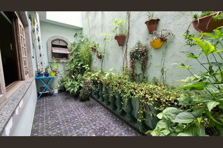 Casa à venda com 217m², 5 quartos e 2 vagas Casa à venda com 217m², 5 quartos e 2 vagasCasa 1 - Corredor Lateral / Jardim