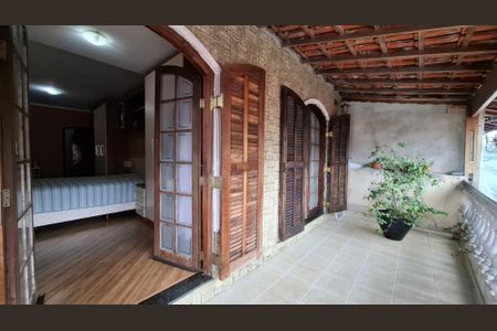 Casa à venda com 217m², 5 quartos e 2 vagas Casa à venda com 217m², 5 quartos e 2 vagasCasa 1 - Varanda Quarto 1 suíte