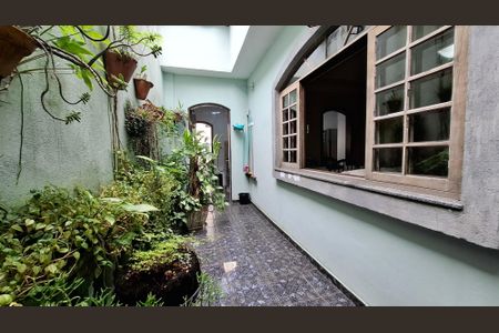 Casa à venda com 217m², 5 quartos e 2 vagas Casa à venda com 217m², 5 quartos e 2 vagasCasa 1 - Corredor Lateral / Jardim