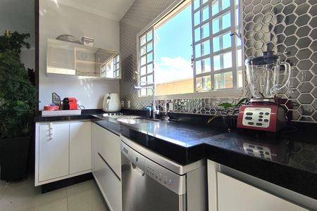 Casa à venda com 170m², 4 quartos e 2 vagas Casa à venda com 170m², 4 quartos e 2 vagasCozinha