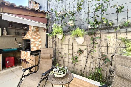 Casa à venda com 170m², 4 quartos e 2 vagas Casa à venda com 170m², 4 quartos e 2 vagasQuintal e Churrasqueira