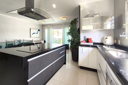 Casa à venda com 170m², 4 quartos e 2 vagas Casa à venda com 170m², 4 quartos e 2 vagasCozinha