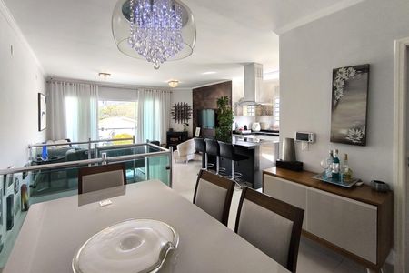 Casa à venda com 170m², 4 quartos e 2 vagas Casa à venda com 170m², 4 quartos e 2 vagasSala