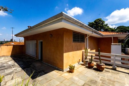 Casa para alugar com 380m², 3 quartos e 5 vagas Casa para alugar com 380m², 3 quartos e 5 vagasTerraço quarto 1 Suite