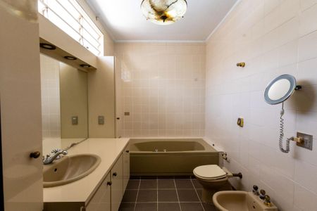 Casa para alugar com 380m², 3 quartos e 5 vagas Casa para alugar com 380m², 3 quartos e 5 vagasBanheiro da Suíte