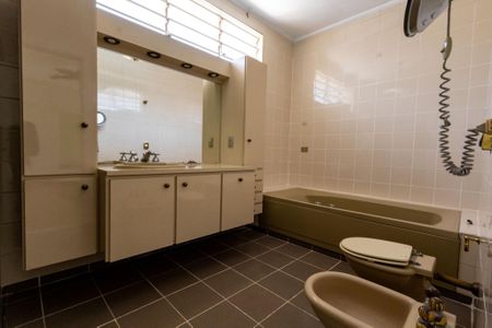 Casa para alugar com 380m², 3 quartos e 5 vagas Casa para alugar com 380m², 3 quartos e 5 vagasBanheiro da Suíte