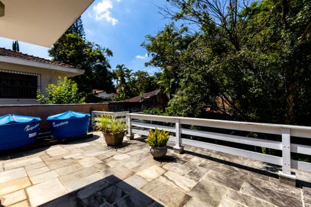 Casa para alugar com 380m², 3 quartos e 5 vagas Casa para alugar com 380m², 3 quartos e 5 vagasTerraço quarto 1 Suite