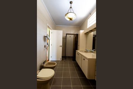 Casa para alugar com 380m², 3 quartos e 5 vagas Casa para alugar com 380m², 3 quartos e 5 vagasBanheiro da Suíte