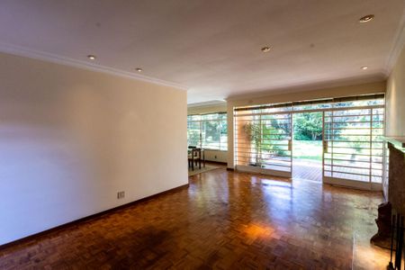 Casa para alugar com 380m², 3 quartos e 5 vagas Casa para alugar com 380m², 3 quartos e 5 vagasSala