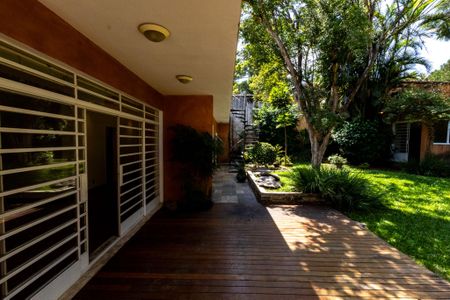 Casa para alugar com 380m², 3 quartos e 5 vagas Casa para alugar com 380m², 3 quartos e 5 vagasQuintal - Deck