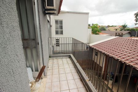 Casa à venda com 300m², 4 quartos e 2 vagas Casa à venda com 300m², 4 quartos e 2 vagasSacada do Quarto 2